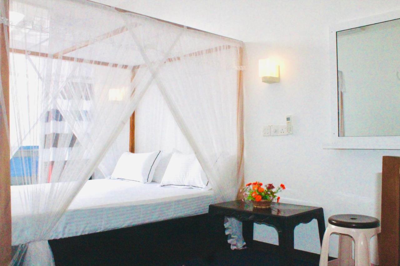 Surasa Beach Resort Weligama Kültér fotó